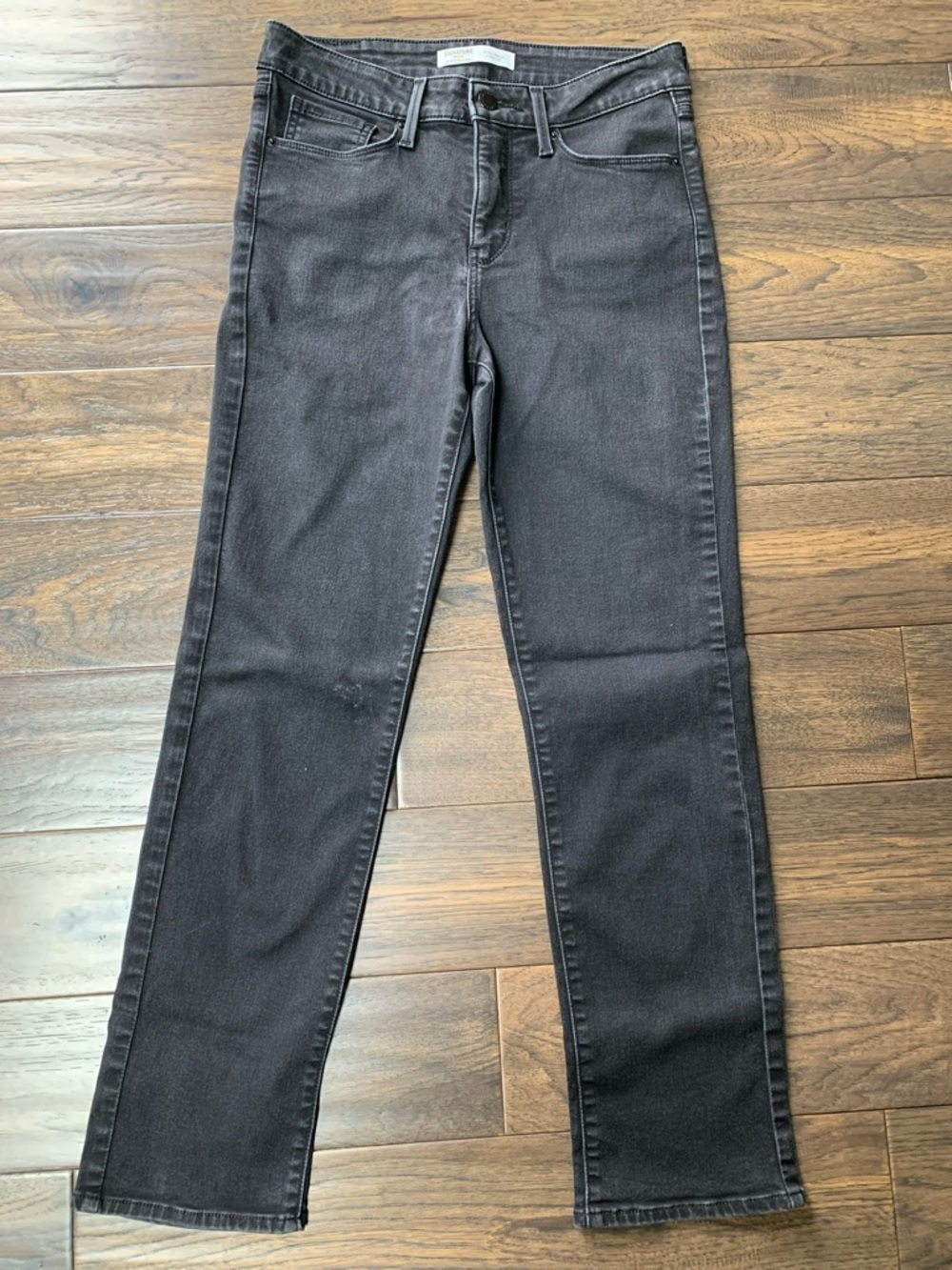 Levi's Signature Totally Shaping Straight Leg Jeans. Pre-owned. Size: 28x27.